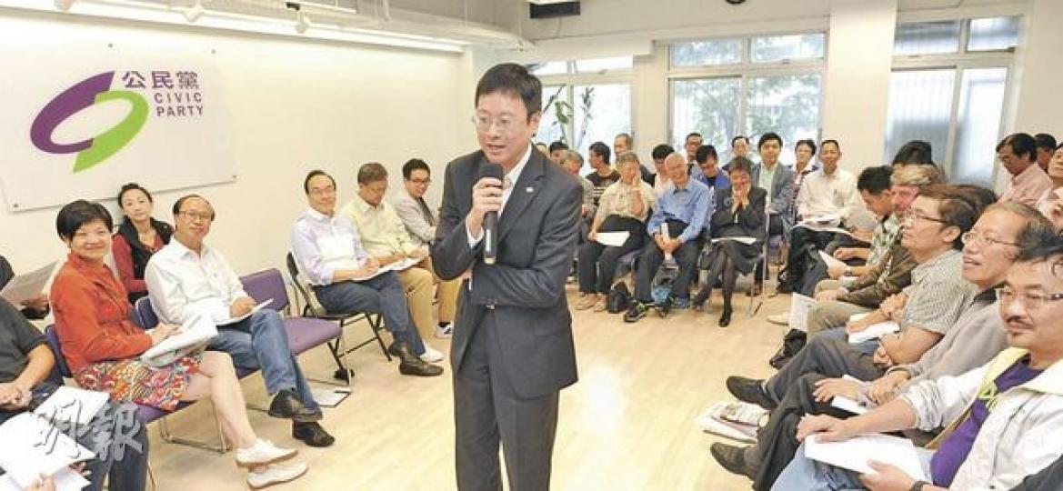 5黨員要求領導層為區選失利辭職,但主席陳家洛(前)稱,大部分人希望現有領導層留任。前排左起三人分別為余若薇、黎廣德及梁家傑。(尹錦恩攝) 5黨員要求領導層為區選失利辭職,但主席陳家洛(前)稱,大部分人希望現有領導層留任。前排左起三人分別為余若薇、黎廣德及梁家傑。(尹錦恩攝)