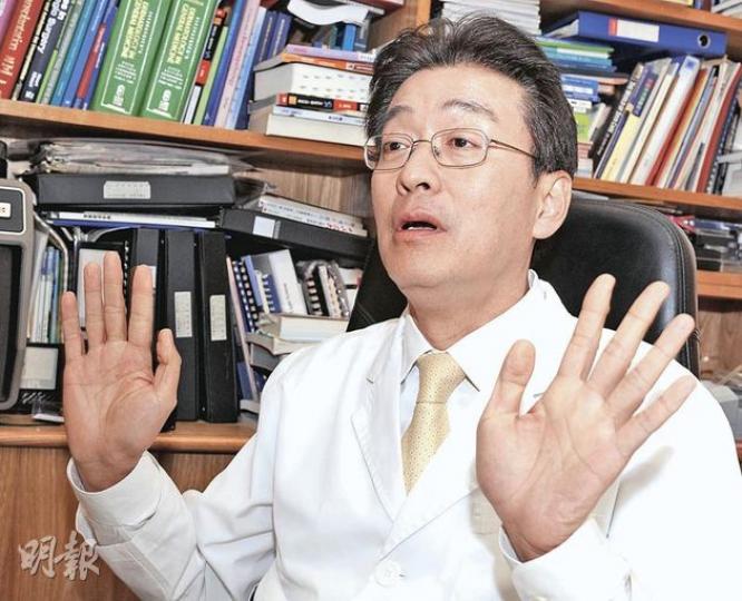 新民黨副主席史泰祖昨晚在其診所回應本報查詢時,表現得十分緊張,更表示「我大鑊唔緊要」,但不想連累黨主席葉劉淑儀。(劉焌陶攝)(明報製圖) 新民黨副主席史泰祖昨晚在其診所回應本報查詢時,表現得十分緊張,更表示「我大鑊唔緊要」,但不想連累黨主席葉劉淑儀。(劉焌陶攝)(明報製圖)