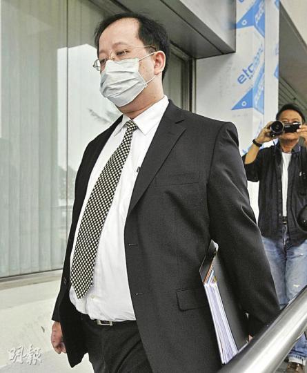 死者楊烽的主診醫生林文浩昨表示，楊烽在產子後子宮大量出血，他即為她按摩子宮，當時子宮收縮，當他一停止按摩，子宮即再度大量出血。（余俊亮攝）死者丈夫施健昨供稱，其妻子在剖腹產子前十分清醒，在產子後「個樣好唔舒服」，向他表示呼吸困難；其後被送往深切治療部時已陷入昏迷。（尹錦恩攝）