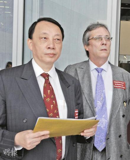泛民法律界選委參選人陳景生(圖左)表示,22名成員不會綑綁式投票,也不一定支持民主黨主席何俊仁。(劉焌陶攝)民主黨、民協和公民黨共派8人以政黨名義參選法律界選委,公民黨郭榮鏗(右一)表示,他們和非政黨名單的目標一致。圖左二為民協主席廖成利。(劉焌陶攝) 泛民法律界選委參選人陳景生(圖左)表示,22名成員不會綑綁式投票,也不一定支持民主黨主席何俊仁。(劉焌陶攝)民主黨、民協和公民黨共派8人以政黨名義參選法律界選委,公民黨郭榮鏗(右一)表示,他們和非政黨名單的目標一致。圖左二為民協主席廖成利。(劉焌陶攝)