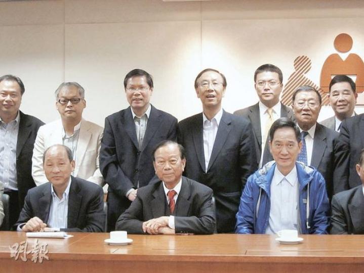 鄉議局未能協調選委名單,共有30人報名爭奪該界別28個選委議席,但氣氛和諧,主席劉皇發(前排中)、副主席張學明(前排左)更陪同他們報名,以示支持。 (何曉勤攝) 鄉議局未能協調選委名單,共有30人報名爭奪該界別28個選委議席,但氣氛和諧,主席劉皇發(前排中)、副主席張學明(前排左)更陪同他們報名,以示支持。 (何曉勤攝)