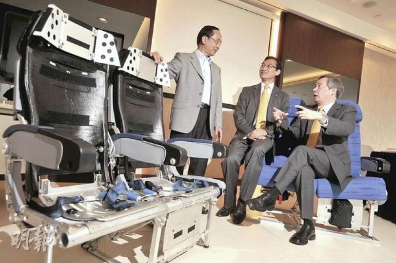 環宇航空工業執行董事陳漢雄(左)表示,在生產局協助下,開發全港首張通過國際航空安全標準的民航機艙雙座椅。生產局主席陳鎮仁(右)表示機艙座椅是高增值及高技術產業,中為生產局副總裁潘永生。(余俊亮攝) 環宇航空工業執行董事陳漢雄(左)表示,在生產局協助下,開發全港首張通過國際航空安全標準的民航機艙雙座椅。生產局主席陳鎮仁(右)表示機艙座椅是高增值及高技術產業,中為生產局副總裁潘永生。(余俊亮攝)