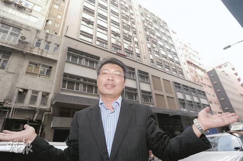 理想集團主力收購觀塘區工廈,其行政總裁鄧健明指出,觀塘工商廈升值潛力高,集團未來重點收購全幢工廈作買賣或活化。他背後的工廈為理想集團中心,早前向城規會申請活化為酒店。(尹錦恩攝)(明報製圖) 理想集團主力收購觀塘區工廈,其行政總裁鄧健明指出,觀塘工商廈升值潛力高,集團未來重點收購全幢工廈作買賣或活化。他背後的工廈為理想集團中心,早前向城規會申請活化為酒店。(尹錦恩攝)(明報製圖)