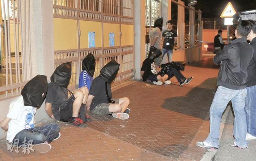 涉嫌販賣私煙被捕的7名疑犯,全部被黑布蒙頭戴上手銬坐在地上接受調查。(衛永康攝)探員以伸縮警棍扑碎擋風玻璃將車截停,拘捕疑犯。(衛永康攝) 涉嫌販賣私煙被捕的7名疑犯,全部被黑布蒙頭戴上手銬坐在地上接受調查。(衛永康攝)探員以伸縮警棍扑碎擋風玻璃將車截停,拘捕疑犯。(衛永康攝)