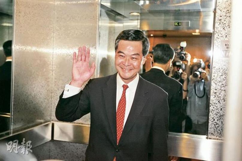 備選特首的梁振英昨到選舉事務處交表,參選選委會政協界別選舉。被問到會否避嫌放棄投票權,他說「到時先算」。(郭慶輝攝) 備選特首的梁振英昨到選舉事務處交表,參選選委會政協界別選舉。被問到會否避嫌放棄投票權,他說「到時先算」。(郭慶輝攝)
