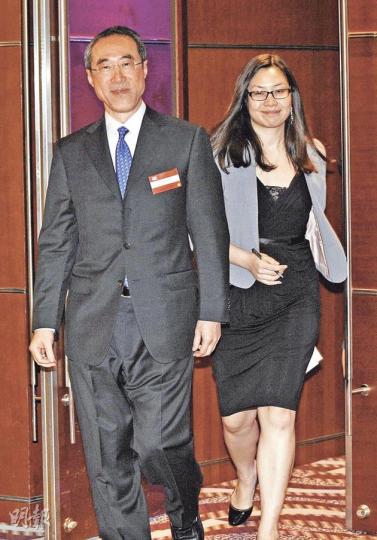唐英年(左)昨日與新聘公關賴美玲(右)出席活動,他說撤換公關只因早前與亞聯政經公關顧問的合約完結。(何家達攝)唐英年(左)昨晚出席香港管理專業協會周年晚宴時,獲立法會金融界代表李國寶(右)公開力挺。(何家達攝) 唐英年(左)昨日與新聘公關賴美玲(右)出席活動,他說撤換公關只因早前與亞聯政經公關顧問的合約完結。(何家達攝)唐英年(左)昨晚出席香港管理專業協會周年晚宴時,獲立法會金融界代表李國寶(右)公開力挺。(何家達攝)