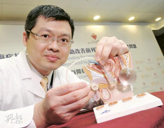 伊利沙伯醫院外科部副顧問醫生何立言手持「人工尿道括約肌」。(李澤彤攝) 伊利沙伯醫院外科部副顧問醫生何立言手持「人工尿道括約肌」。(李澤彤攝)