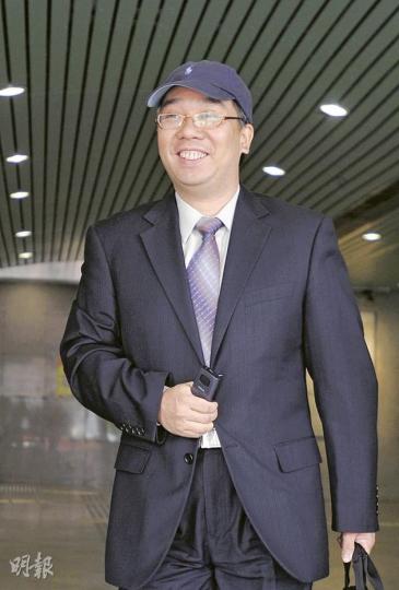 楊烽的丈夫施健昨繼續到庭,逗留全日聽審。(李澤彤攝) 楊烽的丈夫施健昨繼續到庭,逗留全日聽審。(李澤彤攝)
