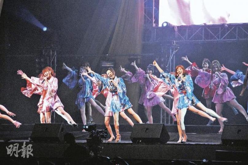 吉澤明步（前排左起）、蒼井空及隊長麻美，率領一眾成員在演唱會上落力演出。（攝影﹕孫華中）
