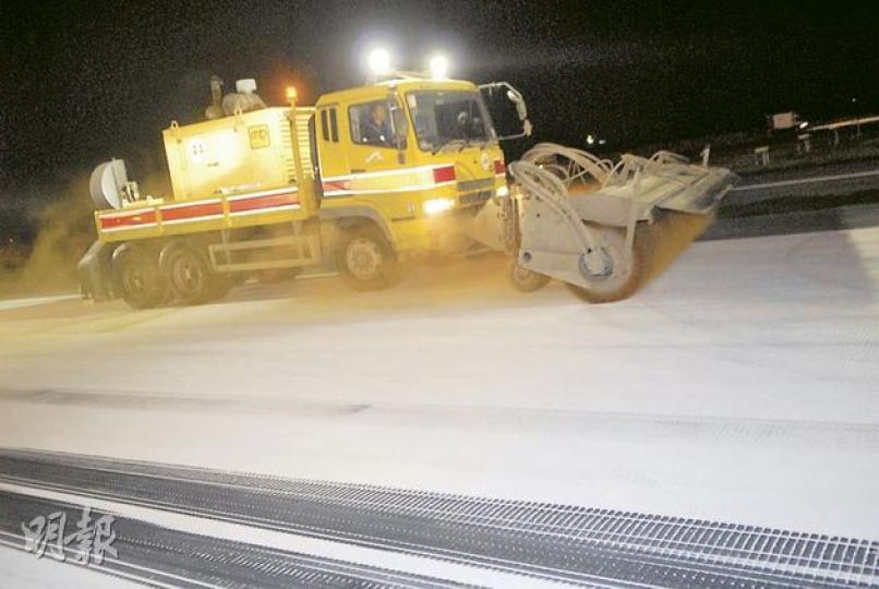 跑道每晚均要輪流保養,包括以貌似鏟雪車的大型車輛,以附有磁鐵的掃帚掃走垃圾和吸走維修過後遺留的螺絲釘,以策安全。(吳光熙攝)凌晨零時30分至3時可謂速遞中心最忙碌的時刻,12架來自亞洲、歐美貨機會在南跑道降落,隨即把貨物轉交人員電腦分發,以趕及在3時許起飛轉運。(吳光熙攝) 跑道每晚均要輪流保養,包括以貌似鏟雪車的大型車輛,以附有磁鐵的掃帚掃走垃圾和吸走維修過後遺留的螺絲釘,以策安全。(吳光熙攝)凌晨零時30分至3時可謂速遞中心最忙碌的時刻,12架來自亞洲、歐美貨機會在南跑道降落,隨即把貨物轉交人員電腦分發,以趕及在3時許起飛轉運。(吳光熙攝)