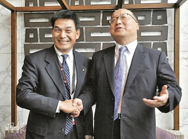 台中市市長胡志強(右)專程來港推介「台中水湳經貿生態園區」,他指有60組香港發展商對項目表示有興趣。旁為戴德梁行總經理顏炳立。(余俊亮攝) 台中市市長胡志強(右)專程來港推介「台中水湳經貿生態園區」,他指有60組香港發展商對項目表示有興趣。旁為戴德梁行總經理顏炳立。(余俊亮攝)