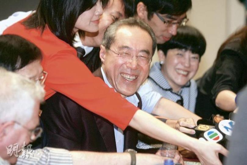 唐英年(中)昨被大批記者追問參選特首、緋聞等問題,他說會在本月底前公布參選詳情。(郭慶輝攝) 唐英年(中)昨被大批記者追問參選特首、緋聞等問題,他說會在本月底前公布參選詳情。(郭慶輝攝)