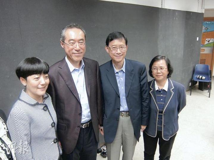 唐英年競選辦人員曝光,包括公關馬潔嫻(左起)、唐英年、競選辦「總管」何鑄明、公關陳慧兒。(施嘉雯攝)唐英年的太太知道丈夫與記者茶敘,特別焗了一些蛋糕及曲奇給記者吃。(施嘉雯攝) 唐英年競選辦人員曝光,包括公關馬潔嫻(左起)、唐英年、競選辦「總管」何鑄明、公關陳慧兒。(施嘉雯攝)唐英年的太太知道丈夫與記者茶敘,特別焗了一些蛋糕及曲奇給記者吃。(施嘉雯攝)