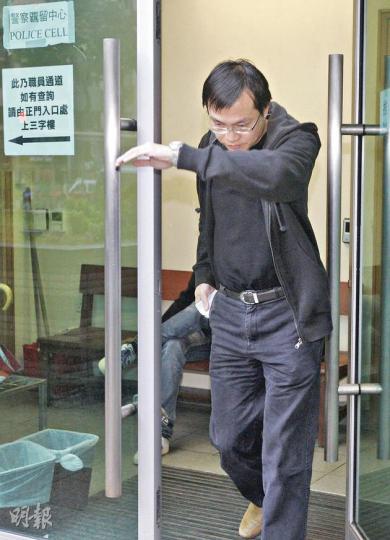 涉嫌毆打妻子的理大土木及結構工程系副教授林少書前日被捕,昨應訊後獲准保釋,可和妻子分房同住,不能討論案情。(李紹昌攝) 涉嫌毆打妻子的理大土木及結構工程系副教授林少書前日被捕,昨應訊後獲准保釋,可和妻子分房同住,不能討論案情。(李紹昌攝)