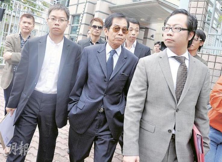 簡炳墀(前排戴墨鏡者)昨就賄選案到庭受審,決定不出庭自辯,其兩名兒子(左、右)及多名親友一如以往到庭旁聽。(李澤彤攝) 簡炳墀(前排戴墨鏡者)昨就賄選案到庭受審,決定不出庭自辯,其兩名兒子(左、右)及多名親友一如以往到庭旁聽。(李澤彤攝)