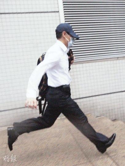 被控不誠實取用電腦的康文署文書助理卓益強,昨離開法庭時戴上帽和口罩,拔足狂奔。他被指以維修場地為由,阻止公眾租用籃球場,其後卻自行取消維修申請,替朋友租場。(李紹昌攝)(明報製圖) 被控不誠實取用電腦的康文署文書助理卓益強,昨離開法庭時戴上帽和口罩,拔足狂奔。他被指以維修場地為由,阻止公眾租用籃球場,其後卻自行取消維修申請,替朋友租場。(李紹昌攝)(明報製圖)