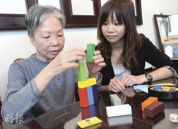 74歲的陳麗霞(左)大半年前出現腦退化症初期徵狀,每周數天無故喊肚痛要入急症室,又因過分倚賴藥物導致手震,近月開始接受上門治療,病情受控。圖右為健智支援服務中心的個案經理李叠恩。(尹錦恩攝) 74歲的陳麗霞(左)大半年前出現腦退化症初期徵狀,每周數天無故喊肚痛要入急症室,又因過分倚賴藥物導致手震,近月開始接受上門治療,病情受控。圖右為健智支援服務中心的個案經理李叠恩。(尹錦恩攝)
