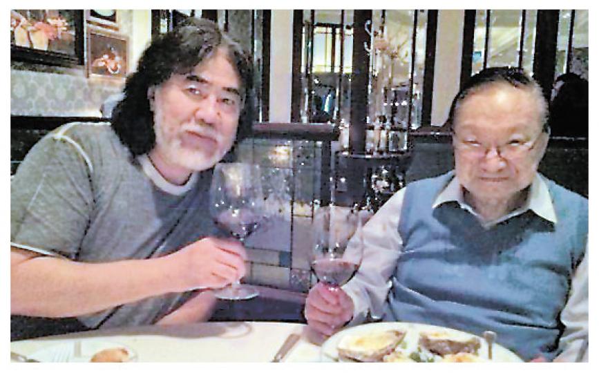 張紀中（左）於10月31日上載與面容慈祥的金庸（右）舉杯暢飲的照片。（微博圖片）美食當前，金庸吃個痛快！（微博圖片）