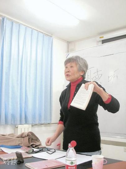在昨天的選民匯報會上,吳青手捧憲法做匯報。(明報記者攝) 在昨天的選民匯報會上,吳青手捧憲法做匯報。(明報記者攝)