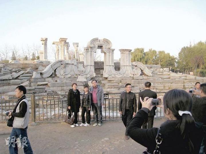 圓明園主題遺址「大水法」已被鐵欄圍起。昨日有不少遊客到此拍照留念。 (劉洪慶攝) 圓明園主題遺址「大水法」已被鐵欄圍起。昨日有不少遊客到此拍照留念。 (劉洪慶攝)
