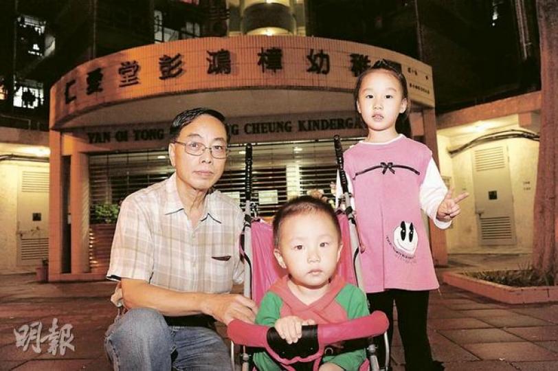 育有一子一女的老先生(左),長女(右)現於荃灣仁愛堂彭鴻樟幼稚園讀高班,明年升讀小一。他表示,已透過自行收生為女兒報校,認為今年一般學生的成功率偏低,已做好心理準備要參加統一派位。(劉焌陶攝)(明報製圖) 育有一子一女的老先生(左),長女(右)現於荃灣仁愛堂彭鴻樟幼稚園讀高班,明年升讀小一。他表示,已透過自行收生為女兒報校,認為今年一般學生的成功率偏低,已做好心理準備要參加統一派位。(劉焌陶攝)(明報製圖)