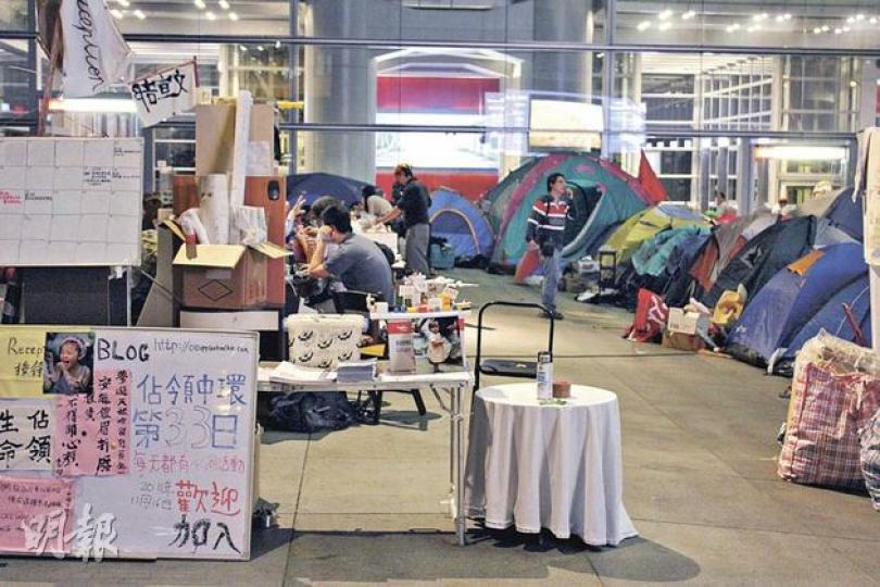 佔領中環行動至今超過一個月,目前每晚仍有數十名示威者通宵留守,繼續向途人宣傳反對資本主義的理念,即使美國「佔領華爾街」開始清場,他們都未有撤退之意。(陳家俊攝) 佔領中環行動至今超過一個月,目前每晚仍有數十名示威者通宵留守,繼續向途人宣傳反對資本主義的理念,即使美國「佔領華爾街」開始清場,他們都未有撤退之意。(陳家俊攝)