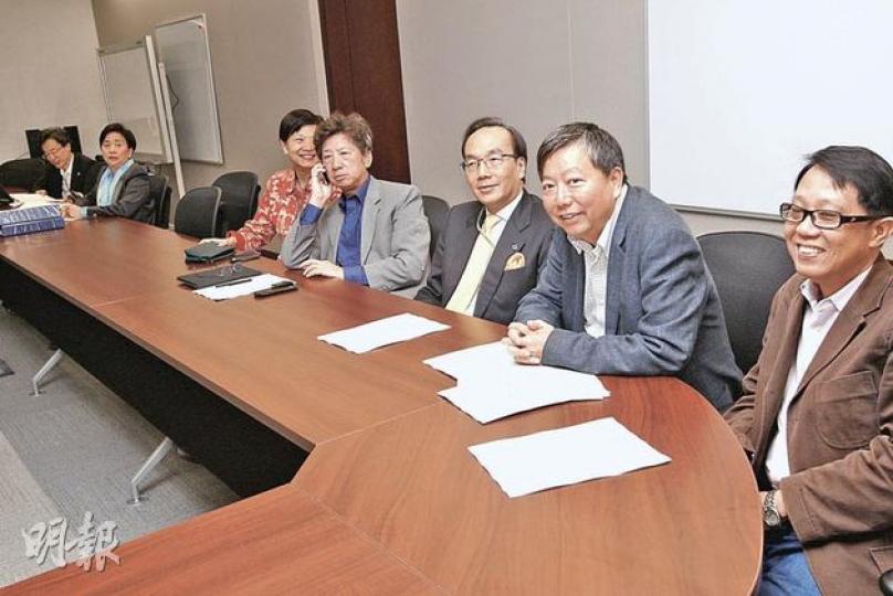 昨日泛民飯盒會決定,不替民主派另作定義或改新稱號,強調「只是剔除不認同的行為」。右起為立法會社福界議員張國柱、新工黨李卓人、公民黨梁家傑、湯家驊、余若薇等。(李紹昌攝) 昨日泛民飯盒會決定,不替民主派另作定義或改新稱號,強調「只是剔除不認同的行為」。右起為立法會社福界議員張國柱、新工黨李卓人、公民黨梁家傑、湯家驊、余若薇等。(李紹昌攝)