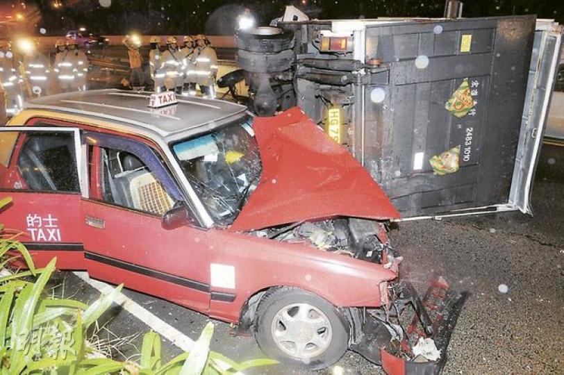 醉司機駕貨車失事翻側後,駛至的士收掣不及與之猛撞,車頭嚴重損毁。(蔡方山攝) 醉司機駕貨車失事翻側後,駛至的士收掣不及與之猛撞,車頭嚴重損毁。(蔡方山攝)