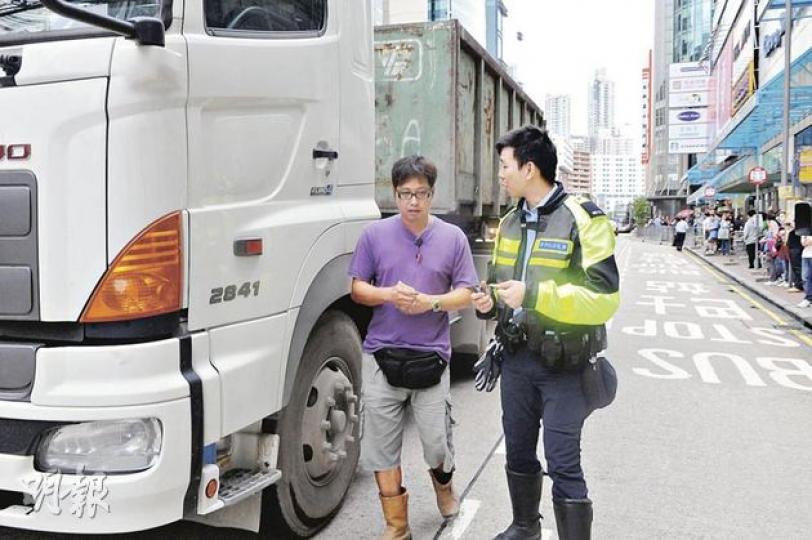 撞倒老婦的貨車駕駛座約2米高,肇禍男司機(左)報稱不知撞倒人而駛走。(蔡方山攝) 撞倒老婦的貨車駕駛座約2米高,肇禍男司機(左)報稱不知撞倒人而駛走。(蔡方山攝)