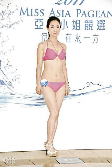 ⑧施熙瑜笑言因換季關係，買不到最啱身的泳衣。（攝影：孫華中）⑦康馨月只得17歲，是最年輕的候選佳麗，但身材沒甚睇頭。（攝影：孫華中）⑨馮綺華穿上三點式泳衣稍嫌肥胖，要努力操弗了。（攝影：孫華中）(12)陳立筠上圍豐滿，但同時露出了水桶腰。（攝影：孫華中）(13)馮虞軒是大專學生，身材均勻，屬熱門佳麗之一。（攝影：孫華中）③陳麗文出奇招，出場時展現舞姿成功搶鏡。（攝影：孫華中）