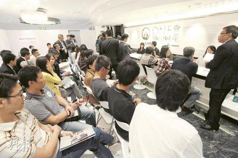 華置與市建局合作發展的灣仔「壹環」昨日開售,透明度甚高,發展商除容許傳媒近距離拍攝買家揀樓、簽約程序外,傳媒訪問買家亦沒受特別限制;圖為售樓處現場。(尹錦恩攝)買家趙先生:以1095萬餘元購入一個高層614方呎C單位,他認為樓盤位置好,價錢亦算合理,購入單位擬作投資用途。對於再有銀行調高按息,趙先生認為即使再加按息,惟整體息率仍處較低水平。 (尹錦恩攝)(明報製圖) 華置與市建局合作發展的灣仔「壹環」昨日開售,透明度甚高,發展商除容許傳媒近距離拍攝買家揀樓、簽約程序外,傳媒訪問買家亦沒受特別限制;圖為售樓處現場。(尹錦恩攝)買家趙先生:以1095萬餘元購入一個高層614方呎C單位,他認為樓盤位置好,價錢亦算合理,購入單位擬作投資用途。對於再有銀行調高按息,趙先生認為即使再加按息,惟整體息率仍處較低水平。 (尹錦恩攝)(明報製圖)