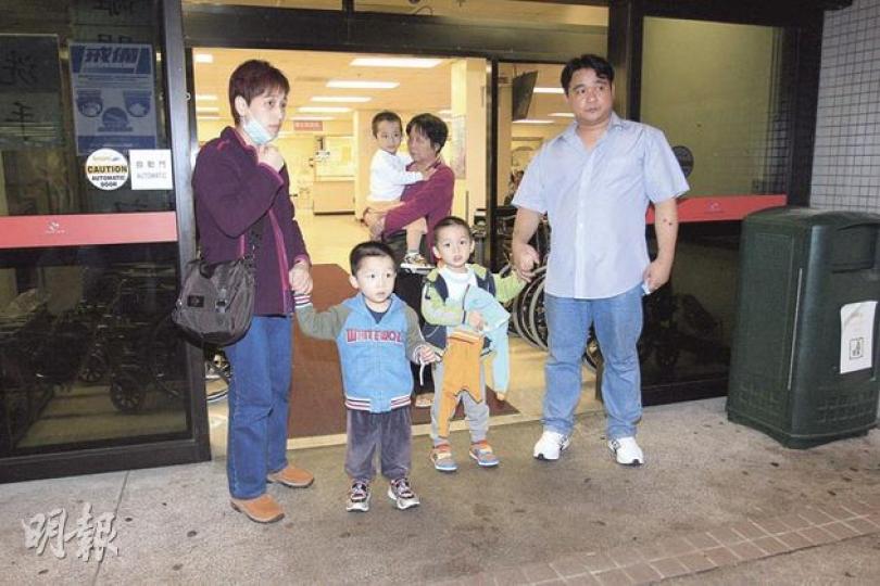 「多仔公」王先生(右)與妻子(左)在親友協助下,帶着患病的三胞胎兒子到東區醫院求醫。(蔡方山攝) 「多仔公」王先生(右)與妻子(左)在親友協助下,帶着患病的三胞胎兒子到東區醫院求醫。(蔡方山攝)