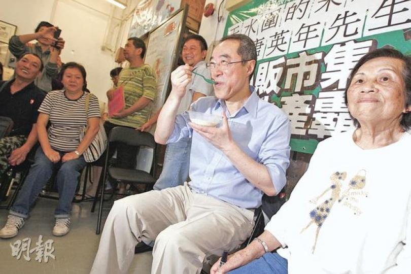 唐英年(右二)昨到天水圍與街坊會面約1小時,其間有居民向他送上腐竹白果糖水,寓意天水圍的社區發展「食白果」,唐英年欣然品嘗。(李紹昌攝)屬中學師姐妹的范徐麗泰(左)及葉劉淑儀(右)昨日一起現身「關社聯盟」主辦的座談會,范太表示鼓勵師妹參選,並笑稱有女候選人也不錯,至少能爭取婦女政策,但葉太稱仍未作最後參選決定。(余俊亮攝)民主黨主席何俊仁認為,北京的意向才是特首選舉結果的決定性因素,因為大商家、大財團和建制派人士在投票前,會留意北京支持那名候選人,強調特首選舉制度不開放和不民主。(林振東攝) 唐英年(右二)昨到天水圍與街坊會面約1小時,其間有居民向他送上腐竹白果糖水,寓意天水圍的社區發展「食白果」,唐英年欣然品嘗。(李紹昌攝)屬中學師姐妹的范徐麗泰(左)及葉劉淑儀(右)昨日一起現身「關社聯盟」主辦的座談會,范太表示鼓勵師妹參選,並笑稱有女候選人也不錯,至少能爭取婦女政策,但葉太稱仍未作最後參選決定。(余俊亮攝)民主黨主席何俊仁認為,北京的意向才是特首選舉結果的決定性因素,因為大商家、大財團和建制派人士在投票前,會留意北京支持那名候選人,強調特首選舉制度不開放和不民主。(林振東攝)
