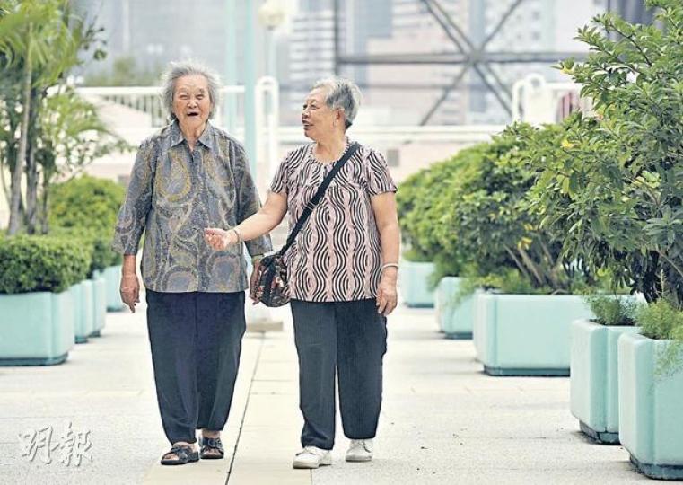 88歲的陳春如(左)及78歲的陳蘇妹(右)均表示很高興參與社區活動,但如超過50元的活動便會卻步,原因是她們只靠1035元的生果金過活。(余俊亮攝) 88歲的陳春如(左)及78歲的陳蘇妹(右)均表示很高興參與社區活動,但如超過50元的活動便會卻步,原因是她們只靠1035元的生果金過活。(余俊亮攝)