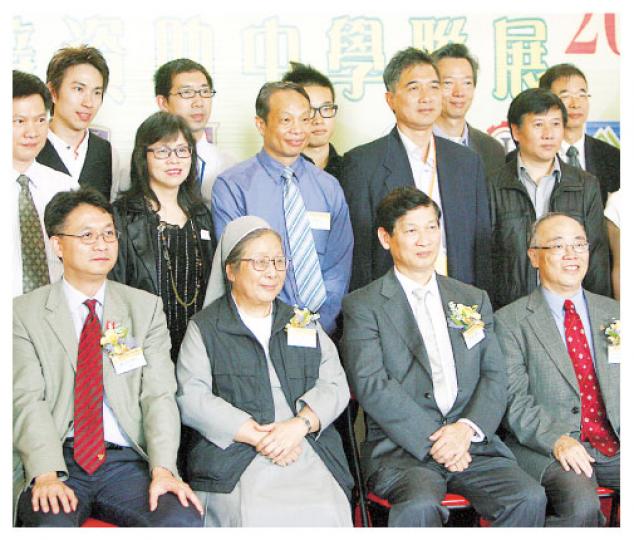 直資學校議會主席林建華(前排右二)稱,受通脹壓力影響,不少學校學費會調升約5%至6%,但獎助學金的發放制度並無改變。(林振東攝) 直資學校議會主席林建華(前排右二)稱,受通脹壓力影響,不少學校學費會調升約5%至6%,但獎助學金的發放制度並無改變。(林振東攝)