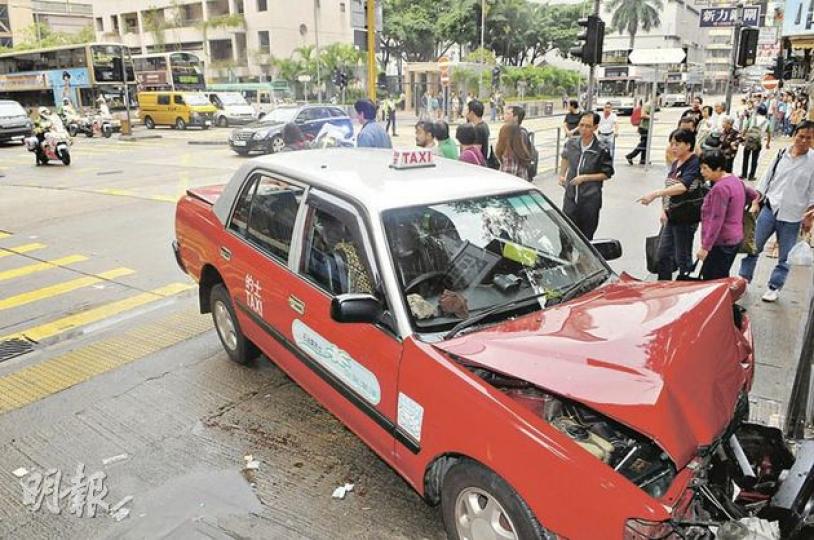 被街坊形容行車如「舞龍」之的士,失控剷上行人路再撞向舖閘,車頭嚴重損毁。(蔡方山攝)走避不及的男途人被撞傷,需臥牀送院,幸傷勢無礙。(蔡方山攝) 被街坊形容行車如「舞龍」之的士,失控剷上行人路再撞向舖閘,車頭嚴重損毁。(蔡方山攝)走避不及的男途人被撞傷,需臥牀送院,幸傷勢無礙。(蔡方山攝)