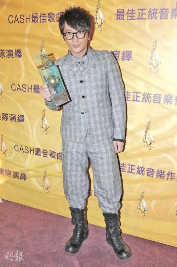 孫耀威前晚開心領獎，但談到女友陳美詩的事禍事件，仍不減怒火。（攝影﹕黃梓烜）與謝安琪剛巧同步到場，樂易玲即避開鏡頭。（攝影﹕黃梓烜）泰迪羅賓獲頒發「CASH音樂成就大獎」，侄兒關楚耀上台和他夾Band慶祝。（攝影﹕黃梓烜）潘源良避談女友李麗珍懷孕傳聞。（攝影﹕黃梓烜）