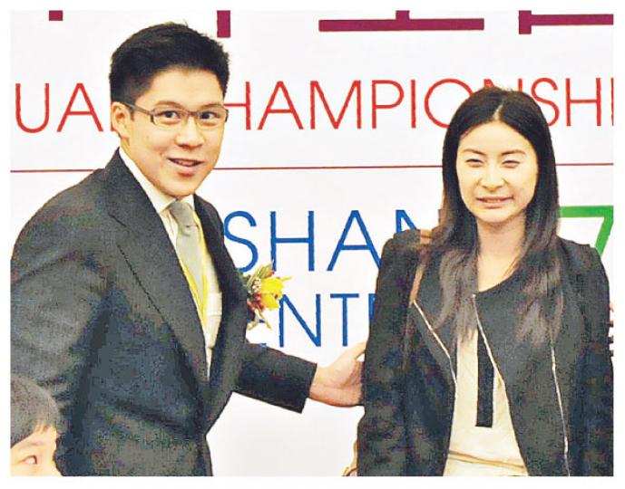 怕醜的郭晶晶不敢行埋男友霍啟剛身邊合照，最後要啟剛「出手」，兩人才大方合照。（攝影/記者：徐嘉嘉）