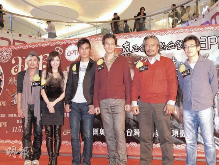 台灣導演魏德聖（右一）率領《賽德克•巴萊》一眾演員，包括田中千繪（左二）來港於apm宣傳，曾跟魏導合作《海角七號》的范逸臣（左一）也來造勢，望新片大收狂場。（攝影/記者：林蘊兒）