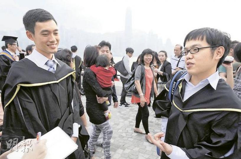 剛大學畢業的潘先生認為,尖沙嘴海旁是本港地標,每年到場參與對岸IFC煙火倒數已成港人習慣,若活動取消,覺得非常可惜。 (何家達攝)來自北京的陳先生稱,正計劃年底若有時間會與太太來港參與IFC倒數,若活動消取,或會影響他們的計劃。(何家達攝) 剛大學畢業的潘先生認為,尖沙嘴海旁是本港地標,每年到場參與對岸IFC煙火倒數已成港人習慣,若活動取消,覺得非常可惜。 (何家達攝)來自北京的陳先生稱,正計劃年底若有時間會與太太來港參與IFC倒數,若活動消取,或會影響他們的計劃。(何家達攝)