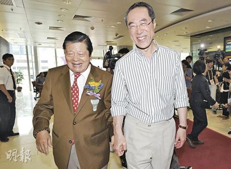 唐英年(右)昨日與香港孔教學院院長湯恩佳(左)手拖手觀看羽毛球賽。被視為香港孔教領袖的湯恩佳現為11名孔教選委候選人之一,將競逐孔教10個選委席位。(何家達攝)(明報製圖) 唐英年(右)昨日與香港孔教學院院長湯恩佳(左)手拖手觀看羽毛球賽。被視為香港孔教領袖的湯恩佳現為11名孔教選委候選人之一,將競逐孔教10個選委席位。(何家達攝)(明報製圖)