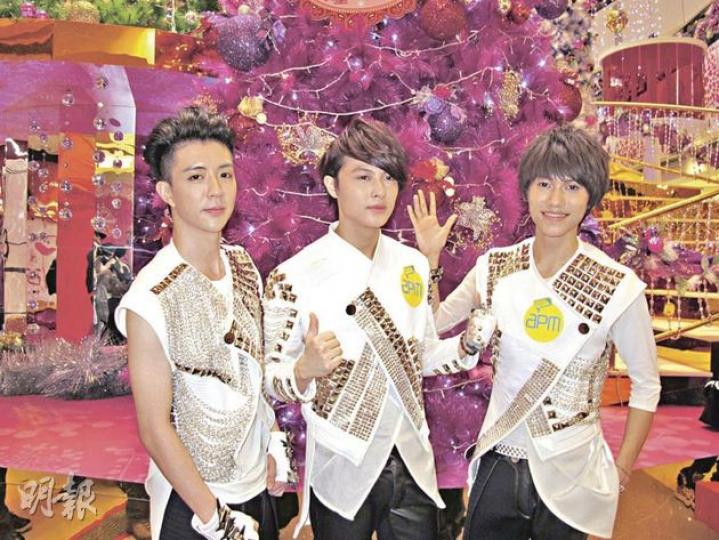 小傑（左起）、王子、毛弟密密搵銀，聖誕節會在工作中度過。（攝影/記者：柯美）小傑抱起女粉絲時，疑似觸及對方胸部。（攝影/記者：柯美）