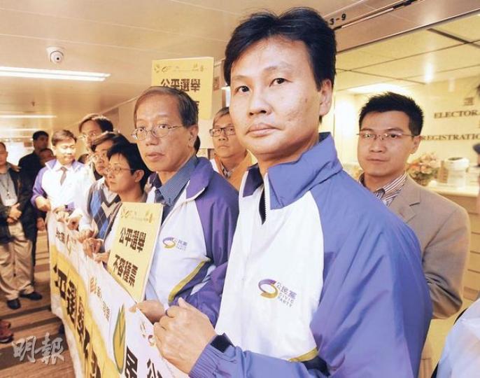 在美孚南區落敗的公民黨王德全(右一),昨和多個民主派代表到選舉事務處請願,要求堵塞選民登記漏洞。王德全稱正研究是否提出選舉呈請。(尹錦恩攝) 在美孚南區落敗的公民黨王德全(右一),昨和多個民主派代表到選舉事務處請願,要求堵塞選民登記漏洞。王德全稱正研究是否提出選舉呈請。(尹錦恩攝)