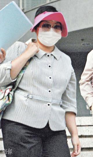 博愛醫院任永賢夫人幼稚園幼兒中心前校長黎婉玲昨否認串謀欺詐和盜竊控罪,離開法庭時以墨鏡、口罩、太陽帽遮蓋臉容,慌張離去。(阮穎嘉攝)(明報製圖) 博愛醫院任永賢夫人幼稚園幼兒中心前校長黎婉玲昨否認串謀欺詐和盜竊控罪,離開法庭時以墨鏡、口罩、太陽帽遮蓋臉容,慌張離去。(阮穎嘉攝)(明報製圖)