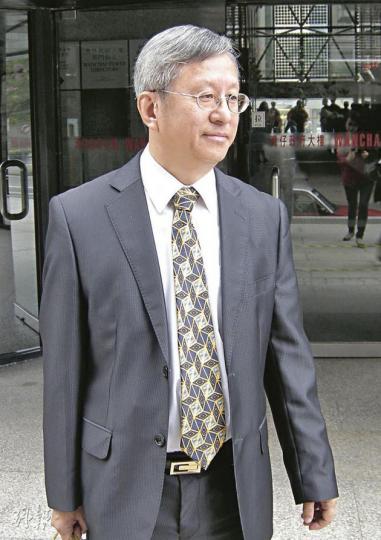皇上皇集團主席謝炳順(圖)陳辭時一度哽咽,表示「感覺唔到公司要負責」。(林景輝攝) 皇上皇集團主席謝炳順(圖)陳辭時一度哽咽,表示「感覺唔到公司要負責」。(林景輝攝)