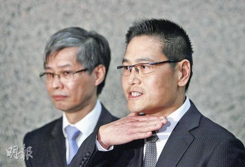 九龍醫院行政總監張光宇(右)表示,醫護貼上4片膠布來固定病人造口上的紗布,護理程序不恰當。左為九龍中醫院聯網行政總監熊志添。(林振東攝)(明報製圖) 九龍醫院行政總監張光宇(右)表示,醫護貼上4片膠布來固定病人造口上的紗布,護理程序不恰當。左為九龍中醫院聯網行政總監熊志添。(林振東攝)(明報製圖)