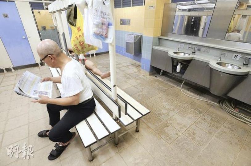 深水埗大南街公廁設施殘舊,但未見有嚴重失修,記者所見,昨午的男廁冲身室,只有少數市民逗留看報紙和小睡,使用率不高。(何家達攝)政府計劃斥資逾千萬元翻新深水埗大南街公廁(箭嘴示),多名立法會議員昨質疑費用是否偏高。(何家達攝) 深水埗大南街公廁設施殘舊,但未見有嚴重失修,記者所見,昨午的男廁冲身室,只有少數市民逗留看報紙和小睡,使用率不高。(何家達攝)政府計劃斥資逾千萬元翻新深水埗大南街公廁(箭嘴示),多名立法會議員昨質疑費用是否偏高。(何家達攝)