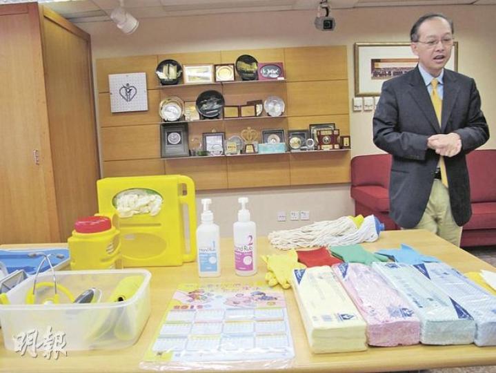 醫管局總感染控制主任曾艾壯說,全港公立醫院的內科病房已率先引入不同顏色的清潔用具,用於清潔醫院的各個區域,以減低交叉感染,未來會將做法擴至全部病房。(余卓善攝) 醫管局總感染控制主任曾艾壯說,全港公立醫院的內科病房已率先引入不同顏色的清潔用具,用於清潔醫院的各個區域,以減低交叉感染,未來會將做法擴至全部病房。(余卓善攝)