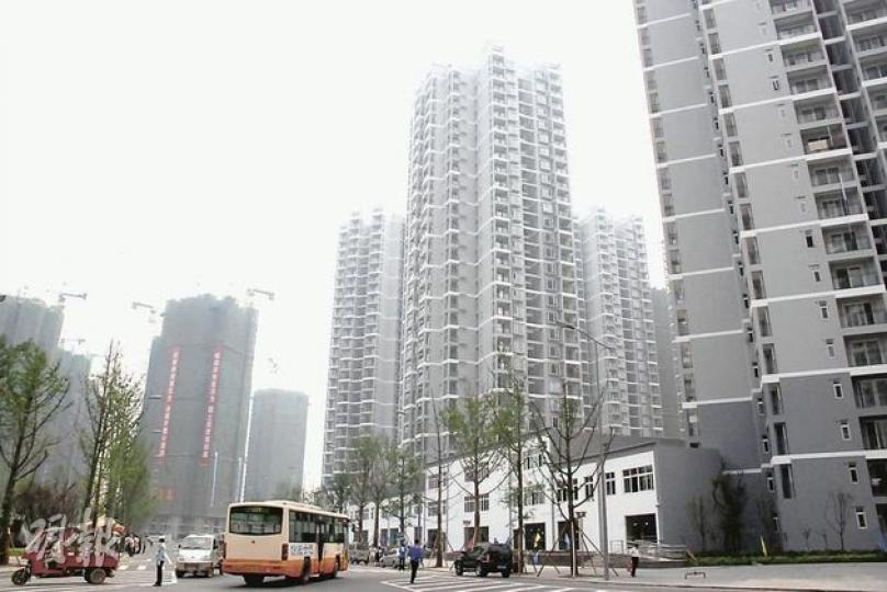 降價潮本月已蔓延至重慶,和黃、保利等大型開發商本月帶頭劈價2至3成,但上周成交仍按年跌3成,此背景下出招救市意圖明顯。 (陳子凌攝) 降價潮本月已蔓延至重慶,和黃、保利等大型開發商本月帶頭劈價2至3成,但上周成交仍按年跌3成,此背景下出招救市意圖明顯。 (陳子凌攝)