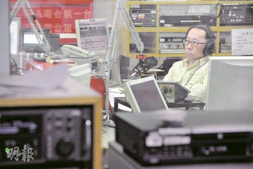 吳志森前日與副廣播處長戴健文等高層午膳時,獲通知明年1月起不用再在港台開咪。他昨日如常返香港電台直播室主持傍晚烽煙節目《自由風自由Phone》。(葉漢華攝) 吳志森前日與副廣播處長戴健文等高層午膳時,獲通知明年1月起不用再在港台開咪。他昨日如常返香港電台直播室主持傍晚烽煙節目《自由風自由Phone》。(葉漢華攝)